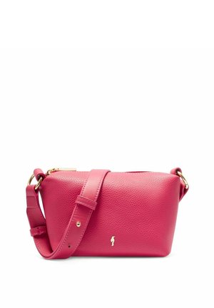 Mała, teksturowana różowa skórzana torebka na ramię z regulowanym paskiem i złotymi okuciami na białym tle.