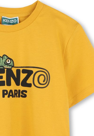 Geel katoenen t-shirt met een groene chameleonafbeelding en vetgedrukte zwarte tekst die "KENZO PARIS" leest, met korte mouwen en een ronde halslijn.