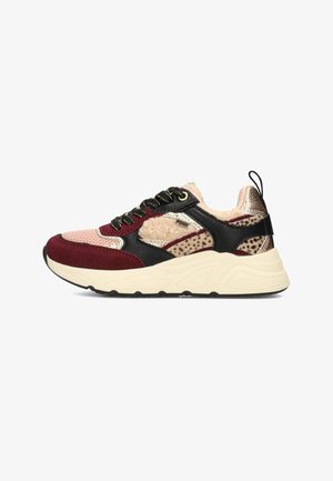 Baskets multicolores avec du bordeaux, du noir et du beige. Présente des textures en maille, en daim et en fausse fourrure. Semelle épaisse blanche avec des accents noirs.