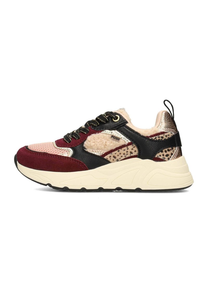 Baskets multicolores avec du bordeaux, du noir et du beige. Présente des textures en maille, en daim et en fausse fourrure. Semelle épaisse blanche avec des accents noirs.