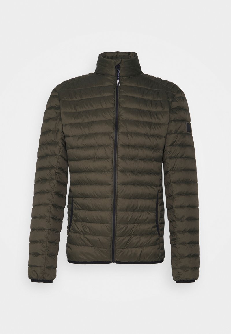 Giacca imbottita verde scuro, con colletto alto, zip frontale completa e polsini a costine. Il design trapuntato orizzontale aggiunge texture e calore.