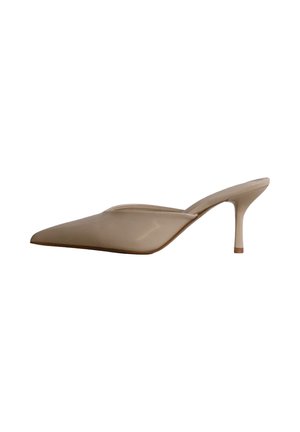 Mule beige de punta afilada con parte delantera cerrada, trasera abierta y tacón de aguja mediano, mostrado de perfil sobre fondo blanco.