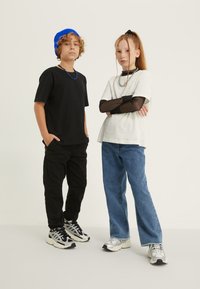 Yourturn Kids - UNISEX 2 PACK - Paprasti marškinėliai - black/off-white Miniatiūros vaizdas 1