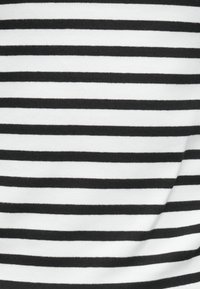 Marc Cain Nyomott mintás póló - white/black