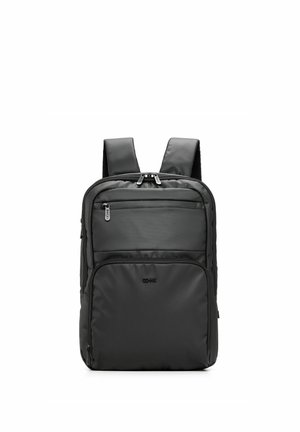 Czarny prostokątny plecak z wyściełanymi paskami, wieloma zapinanymi na zamek komorami i gładkim wykończeniem z tkaniny, stojący pionowo na białym tle.