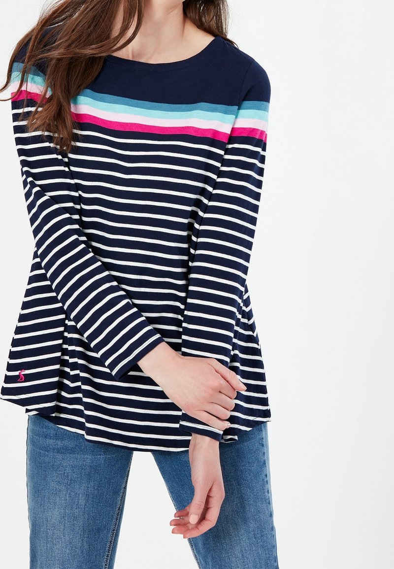 Marineblauw en witte gestreepte langemouwen top met kleurrijke horizontale strepen over de borst en een roze logo-accent aan de zoom.