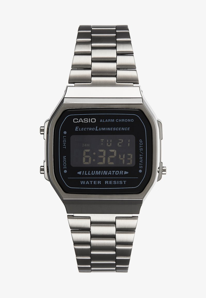 Relógio digital Casio com bracelete de aço inoxidável. O mostrador preto exibe a hora e o dia, possui botões na lateral e é resistente à água.