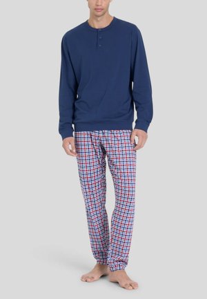 Maglietta henley a maniche lunghe blu navy con tre bottoni, abbinata a pantaloni da pigiama a quadri rossi, bianchi e blu con vita elastica.