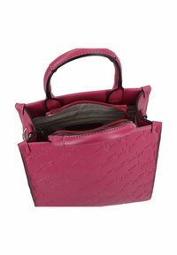 Sac à main fuchsia avec motif en relief du logo, poignées doubles et compartiment zippé. L'intérieur est doublé de beige et comprend une poche zippée supplémentaire.