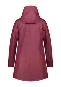 Veste maroon imperméable avec capuche, texture lisse, manches longues et design sans couture. Présente des détails de couture verticaux et horizontaux.