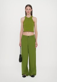 CLOSED CROPPED RACER TANK - Linne - pistachio green