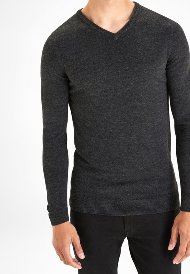 Ciemnoszary sweter typu V-neck o dopasowanym kroju, wykonany z miękkiego materiału dzianinowego, z długimi rękawami i ryflowanymi wykończeniami u dołu.