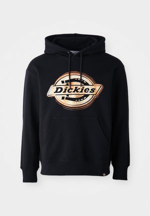 Juodas džemperis su dideliu oranžiniu ir kreminiu grafiniu logotipu, kengūros kišene ir su raišteliu reguliuojama kapuce. Pagamintas iš švelnios medvilnės medžiagos.