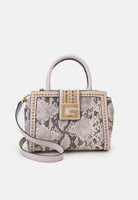 Mini torebka w różowym i szarym wężowym wzorze z złotymi ćwiekami. Posiada podwójne uchwyty oraz odczepiany pasek na ramię z akcentem w postaci logo.