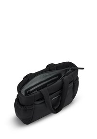 Bolsa tote negra acolchada con dos asas, cierre con cremallera y un bolsillo organizador en el interior. Tejido suave con una textura sutil.