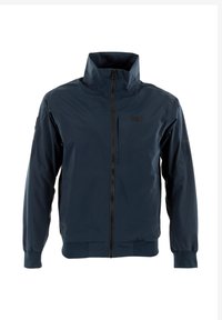 Chaqueta impermeable azul marino con un alto cuello, cierre de cremallera, puños acanalados y un logo en el pecho. Textura suave y diseño estructurado.