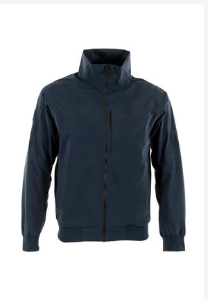 Giacca impermeabile blu navy con colletto alto, chiusura a zip, polsini a coste e logo sul petto. Tessuto liscio e design strutturato.