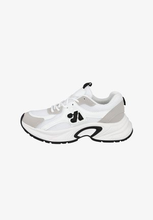 Zapatilla deportiva blanca y gris con parte superior de malla, cuello acolchado y suela texturizada con detalles en negro y logo.