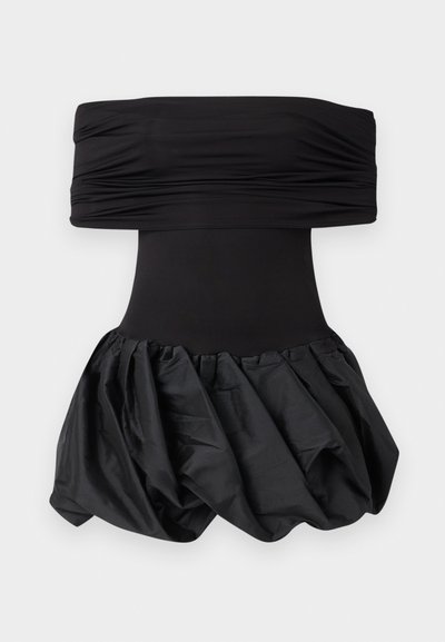 Μαύρο strapless φόρεμα με ραμμένο κορσέ και έναν όγκο, υφασμάτινο φούστα. Η φούστα διαθέτει σχέδιο συγκέντρωσης για επιπλέον διάσταση.