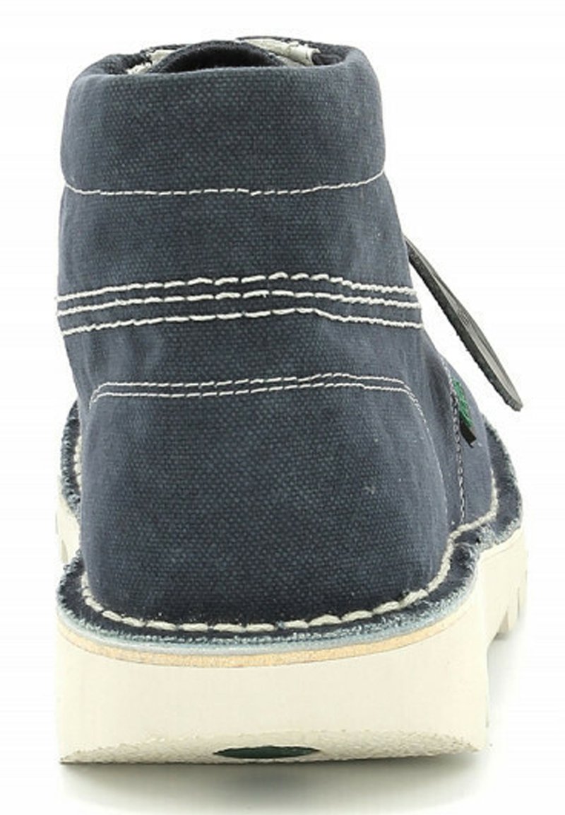Botín de lona azul oscuro con costuras blancas, acabado texturizado y suela de goma blanca. Presenta un lazo de cierre lateral para facilitar su uso.