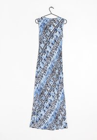 Robe longue avec un motif géométrique bleu et noir, sans manches, en tissu fluide. Suspendue à un crochet en métal noir.