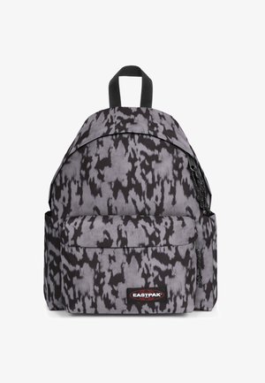Grijze rugzak met een zwart-wit abstract patroon, voorzien van een bovenhandvat, gevoerde banden en een buitenzak met ritssluiting. Eastpak-logo zichtbaar.
