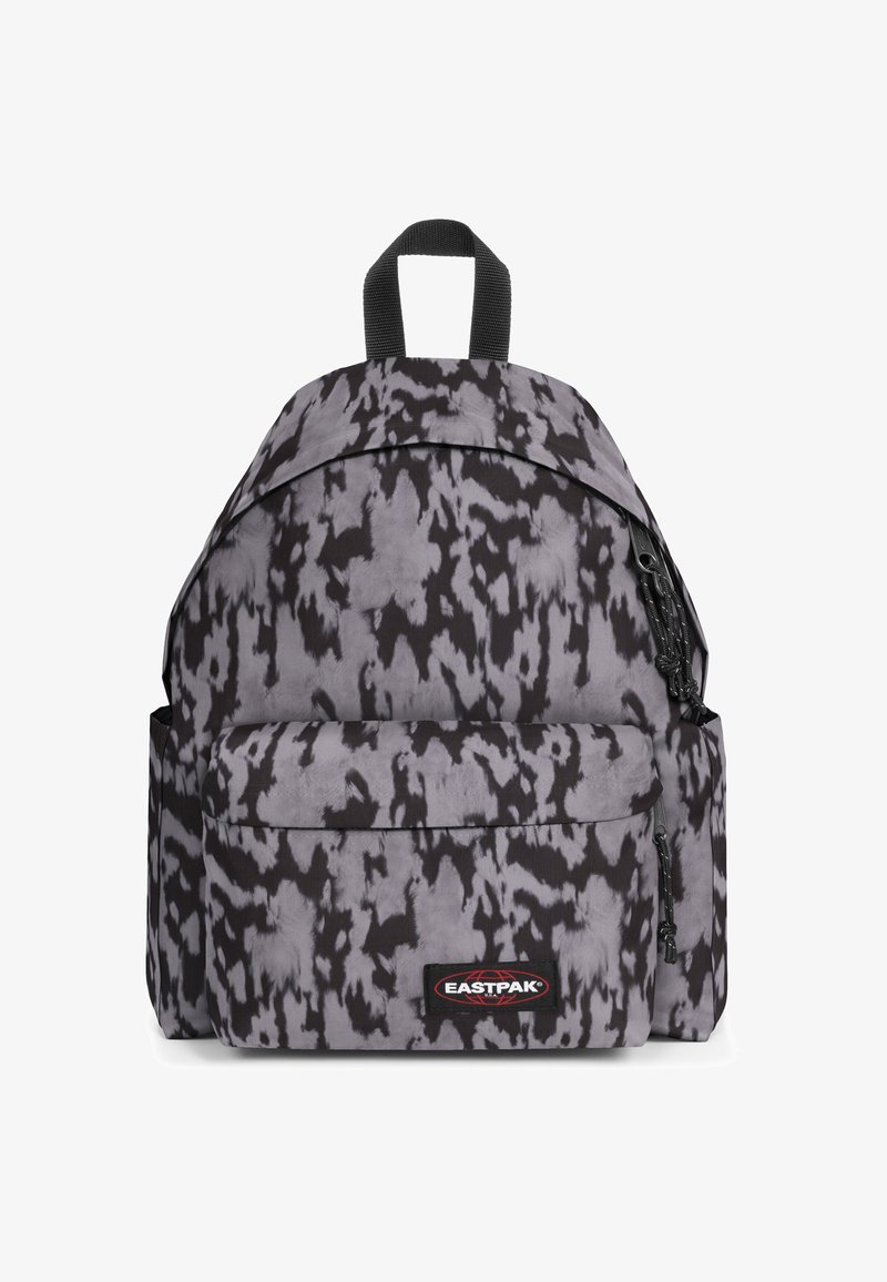 Sac à dos gris avec un motif abstrait noir et blanc, doté d'une poignée supérieure, de bretelles rembourrées et d'une poche extérieure zippée. Logo Eastpak visible.