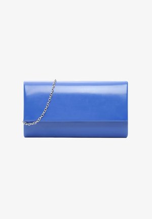 Blaues glänzendes Clutch-Bag mit rechteckiger Form, flacher Vorderseite und silbernem Kettenriemen. Glatte Textur ohne sichtbare Muster oder Beschläge.