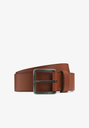 Brauner Ledergürtel mit einem breiten, glatten Körper und einer rechteckigen Metallschnalle. Die Schnalle hat eine gebürstete Oberfläche mit dem prägenden Schriftzug "BOSS".