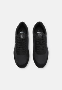Calvin Klein Jeans RETRO RUNNER LACEUP - Sportcipő - triple black