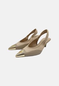 Décolleté beige con tacco a slitta, caratterizzati da una tomaia in rete, punta affusolata con cappuccio metallico dorato e un tacco basso per maggiore stabilità. Dettagli della superficie testurizzati visibili.