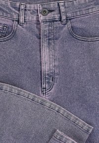 Paarse denim broeken met een knoopsluiting, voorzakken en een strakke, gladde textuur. Heeft dubbelgestikte naden en een omgeslagen zoom.