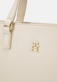 Tommy Hilfiger FRESH SATCHEL - Käekott - classic beige