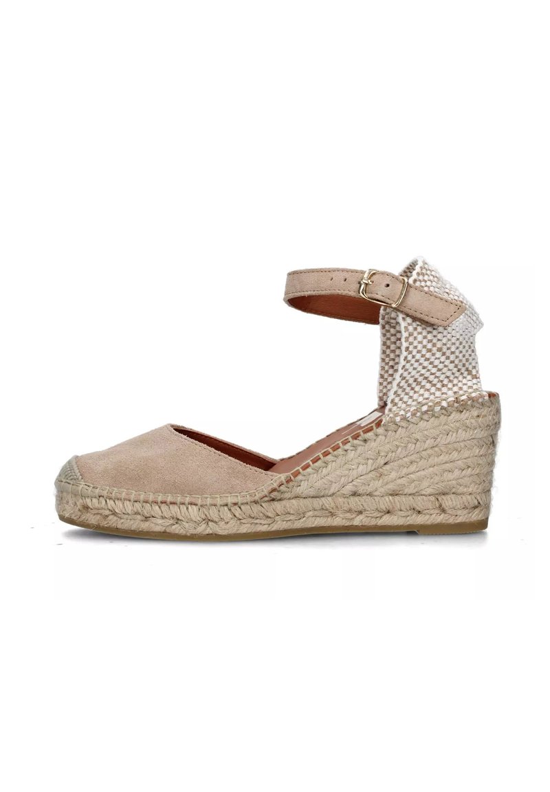 Espadrilles beige in suede con pannello laterale intrecciato, cinturino alla caviglia con fibbia, tacco a cuneo avvolto in juta e suola piatta in gomma.