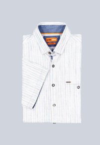 Gestreiftes Hemd in Weiß und Hellblau, gefaltet. Verfügt über einen Button-Down-Kragen, kurze Ärmel und ein Logo-Label in Orange.