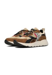 Braune und beige Sneaker aus einer Mischung von Wildleder, Leder und Netzmaterial, mit Leopardenmuster-Akzenten und schwarzen Schnürsenkeln auf einer weißen Sohle.