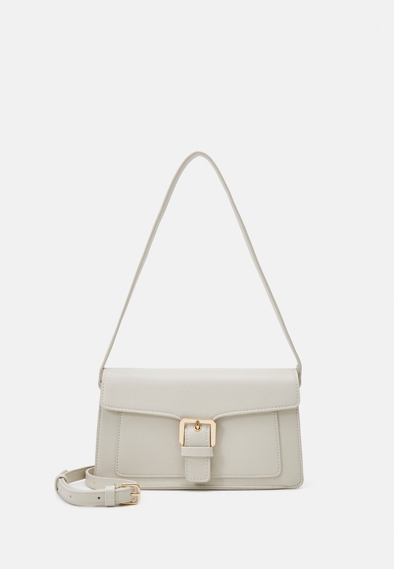 Sac à épaule en cuir gris clair avec un rabat magnétique, quincaillerie en boucle dorée et une sangle amovible. Forme rectangulaire avec une texture lisse.