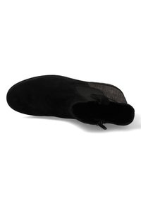 Bottine noire avec une tige en daim lisse, panneau latéral texturé et fermeture éclair sur le côté. Design à bout arrondi et talon bas.