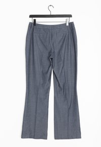 Pantaloni grigi a palazzo realizzati in un tessuto testurizzato. Presentano due tasche posteriori e una vita. Appesi a una gruccia in plastica nera.