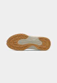 Sola de sapato com aderência de borracha castanha e entressola bege, design curvado para tração e suporte, logótipo HO perto da área do calcanhar.