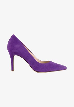 Escarpin en daim violet à talon aiguille avec une pointe fine et un design minimaliste, présentant une surface lisse.