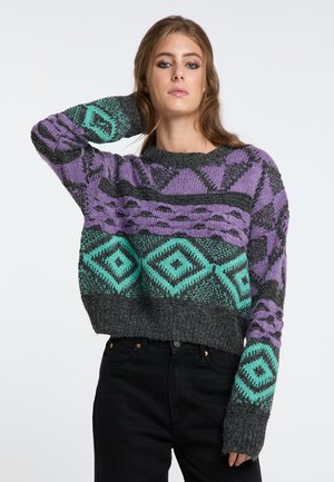 Maglione lavorato a maglia con un design cropped, caratterizzato da motivi geometrici in viola, grigio e verde acqua. Tessuto testurizzato con scollatura rotonda e maniche lunghe.