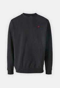 Sudadera negra de algodón, con cuello redondo y mangas largas. Incluye un pequeño logo rojo en el pecho. Textura suave.