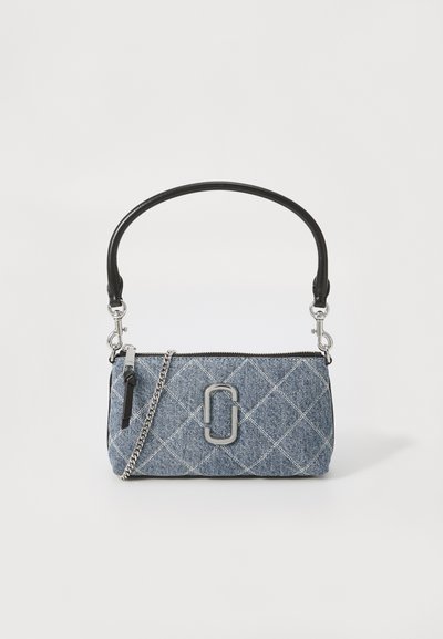 Piccola borsa a tracolla in denim blu trapuntato, rettangolare, con manico in pelle nera, tracolla in catena argentata, zip e emblema in argento sul davanti.