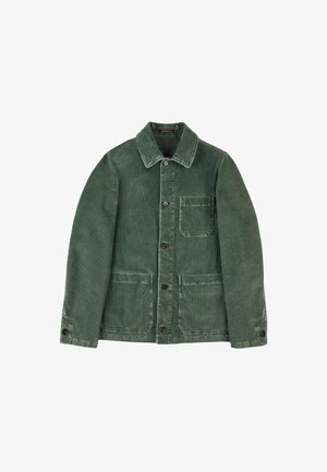 Chaqueta de pana verde con cuello tipo solapa, bolsillo frontal y dos bolsillos laterales. Presenta botones negros y un acabado texturizado.