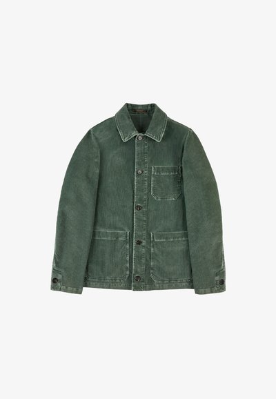 Zielona kurtka z sztruksu z kołnierzem, przednią kieszenią i dwiema kieszeniami bocznymi. Posiada czarne guziki i fakturowane wykończenie.