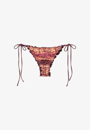 Slip bikini con laccetti ai lati, motivo tie-dye bordeaux e arancione, bordi smerlati su sfondo bianco.