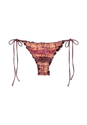 Dół od bikini z wiązaniami po bokach w bordowo-pomarańczowy wzór tie-dye i faliste brzegi na białym tle.