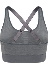 Grijze sportbh heeft een textuurmateriaal, een kruisrugontwerp, verstelbare bandjes en een soepele, ondersteunende elastische band aan de onderkant.