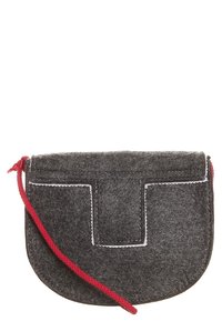 Harmaa tuntuinen pussukka punaisella narulla, pyöreä muoto, valkoinen ommel ja läppä sulkijana. Siinä on etutasku lisäsäilytystä varten.